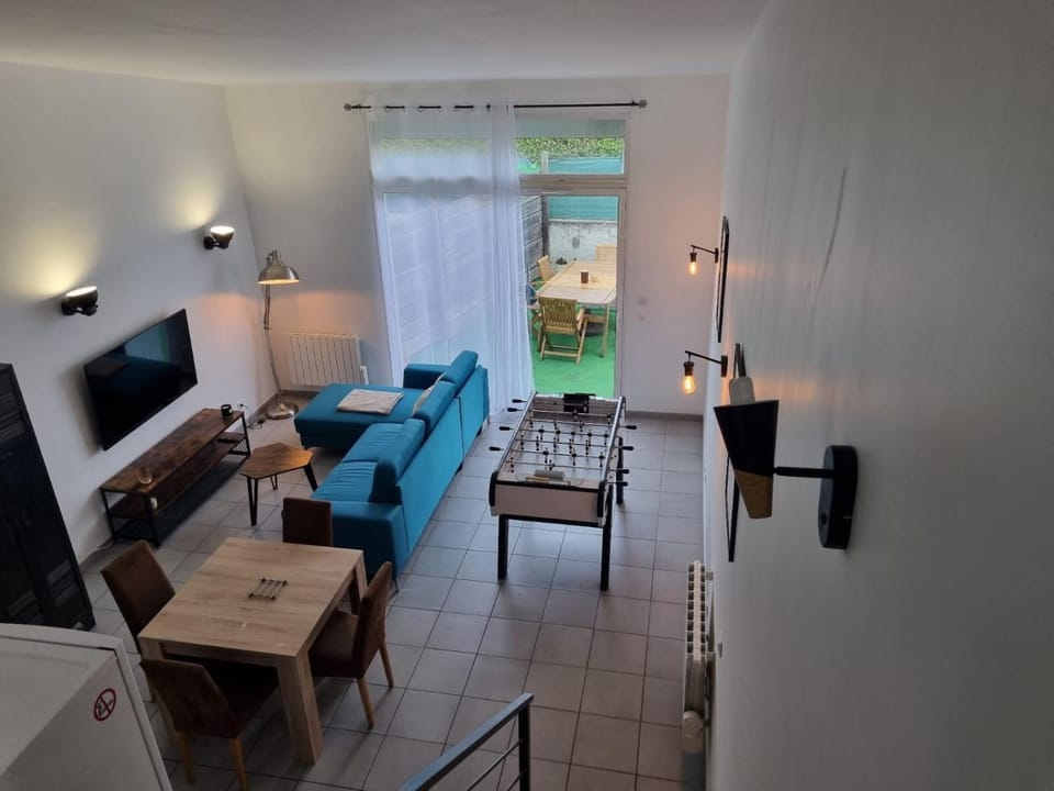 TV and multimedia, Living room, Seating area, Dining area