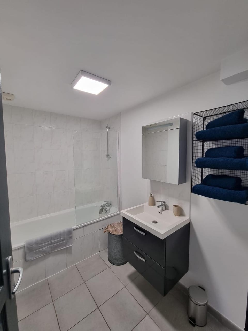 Bathroom, Bath, towels