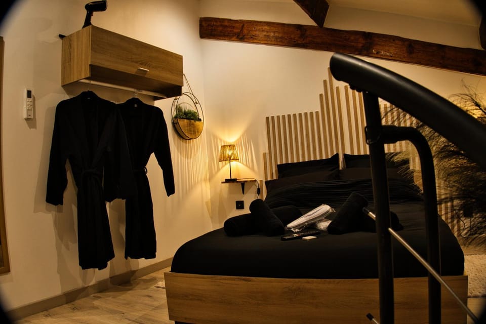 Bed, Bedroom, internet, towels, air conditioner