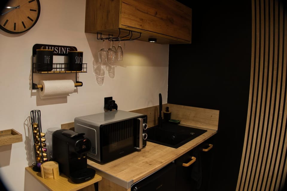 Coffee/tea facilities, microwave