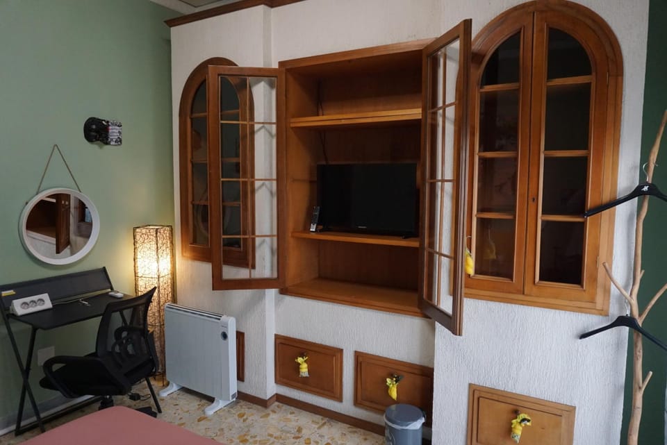 TV and multimedia, Photo of the whole room, Seating area, heating, wardrobe