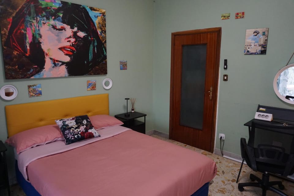 Bed, Photo of the whole room, Seating area, Bedroom