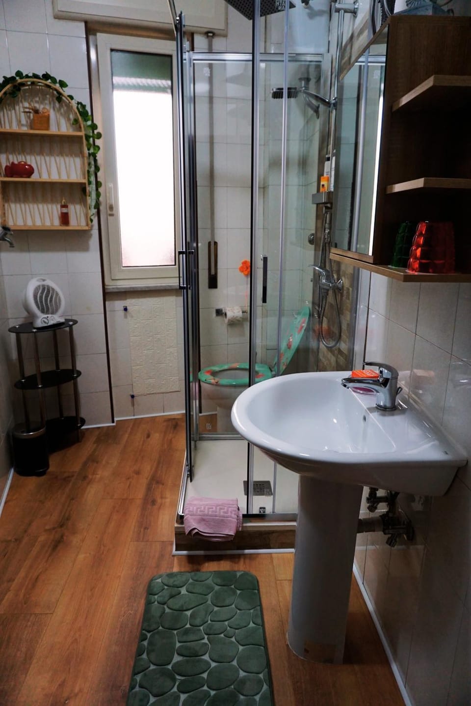 Shower, Toilet, Bathroom, heating, towels