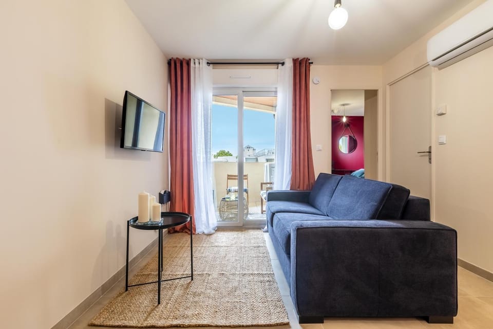 Communal lounge/ TV room, TV and multimedia, Living room, Seating area, air conditioner
