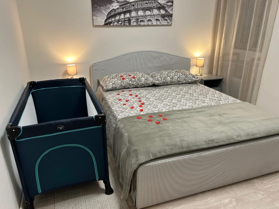 Bedroom, cot