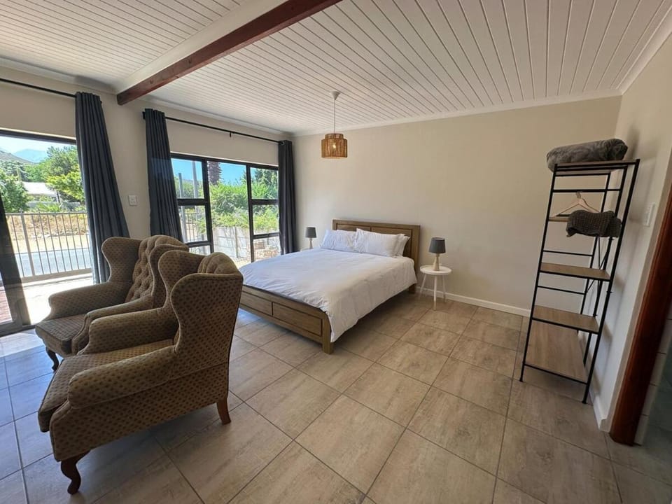 Bed, Seating area, Bedroom