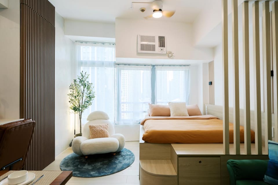 Bed, Seating area, Bedroom