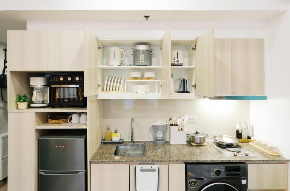 Coffee/tea facilities, Kitchen or kitchenette, oven, stove, toaster, washing machine, dryer