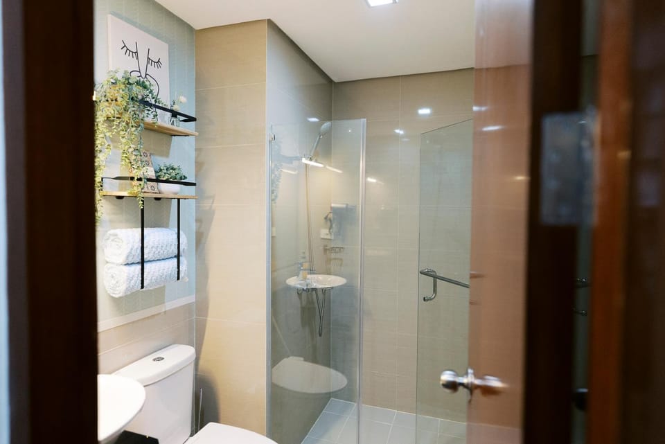 Shower, Toilet, Bathroom, bidet, towels