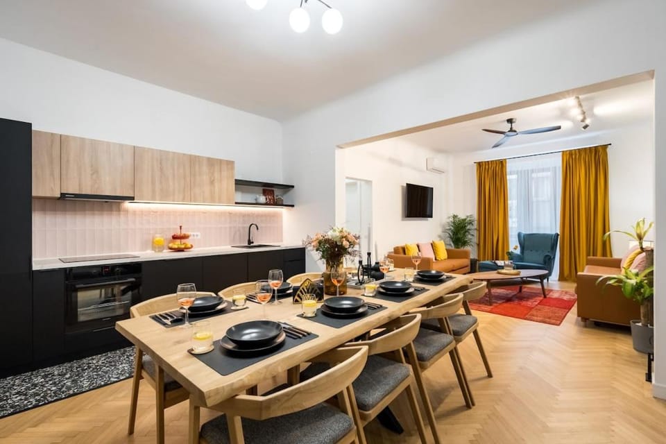 All around the world 4BR Apartment - City Center Apartment in Bucharest