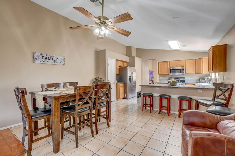 Pet-Friendly 3B Vegas Rental Sleeps 6 Families, Groups & Nurses Wellcome! House in Silverado Ranch