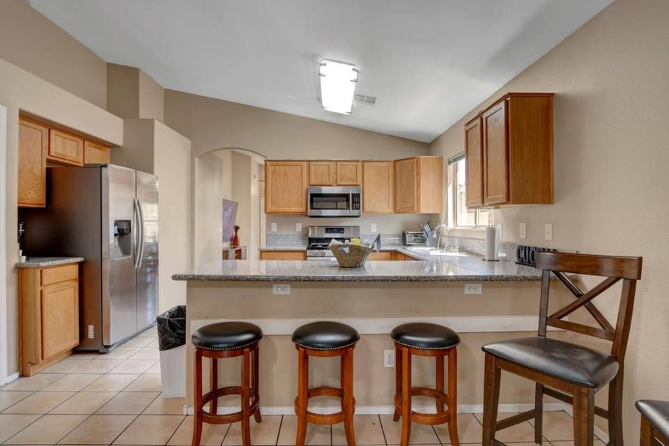 Pet-Friendly 3B Vegas Rental Sleeps 6 Families, Groups & Nurses Wellcome! House in Silverado Ranch