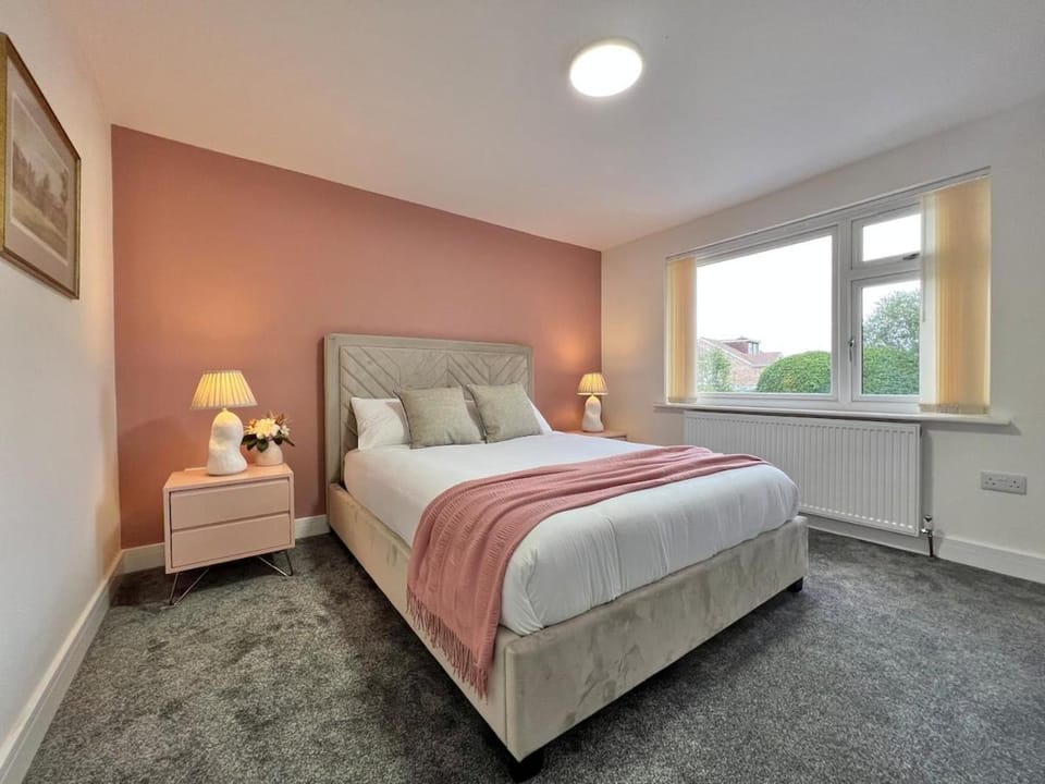 Wonderful 5 Bed Windsor, Private Garden, Driveway Parking, Legoland House in Windsor