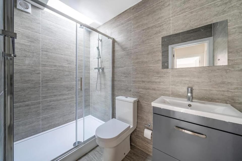 Wonderful 5 Bed Windsor, Private Garden, Driveway Parking, Legoland House in Windsor