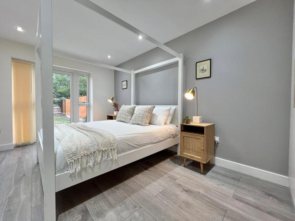 Wonderful 5 Bed Windsor, Private Garden, Driveway Parking, Legoland House in Windsor