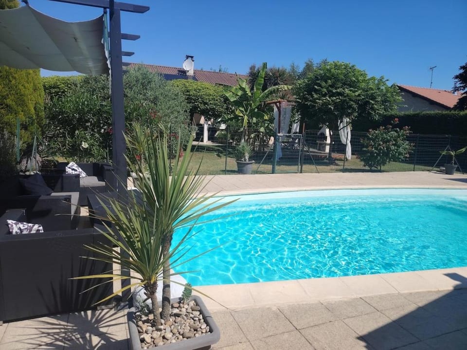Charming quiet studio with pool Apartment in Bourgogne-Franche-Comté