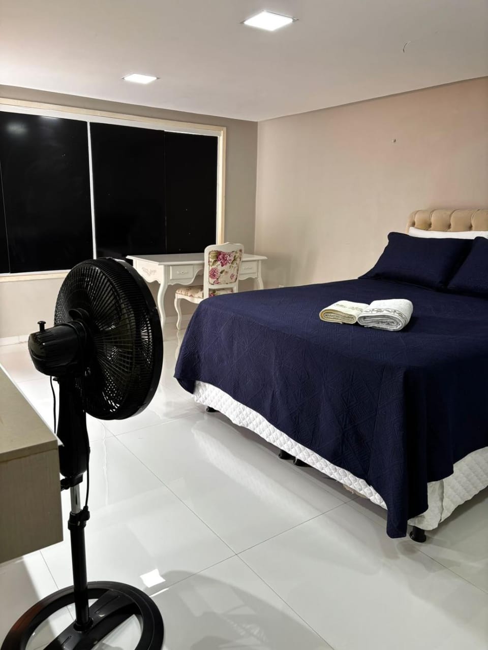 Bed, TV and multimedia, Photo of the whole room, Bedroom, towels