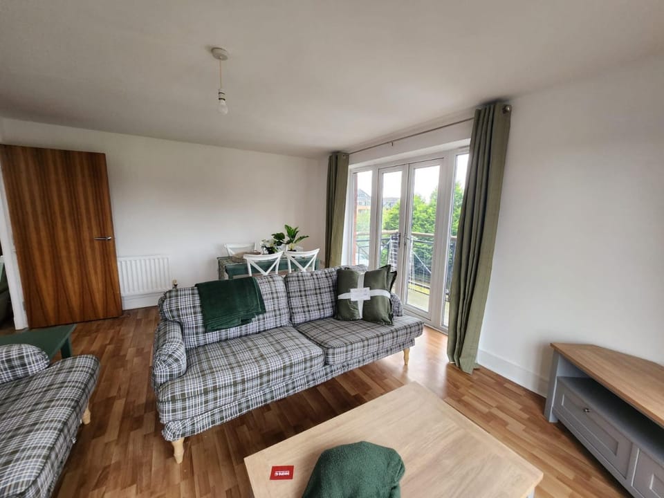 Stunning 3Bed with Balcony and Free Parking Apartment in Edinburgh