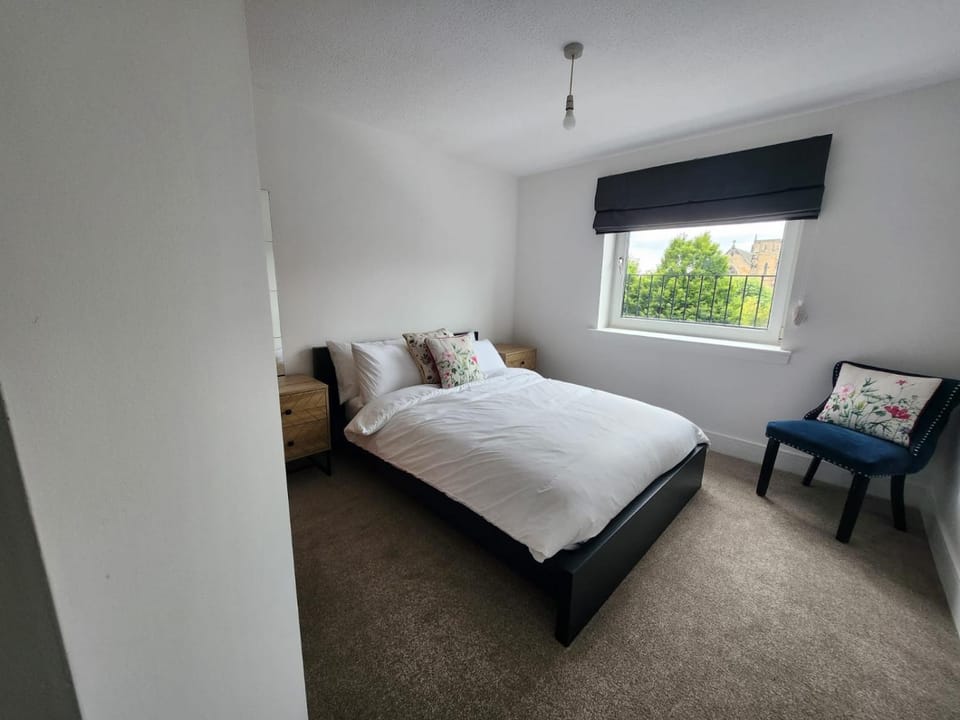Stunning 3Bed with Balcony and Free Parking Apartment in Edinburgh