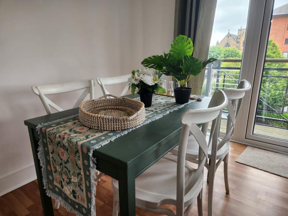 Stunning 3Bed with Balcony and Free Parking Apartment in Edinburgh