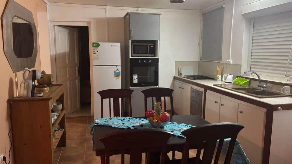 Kitchen or kitchenette, oven