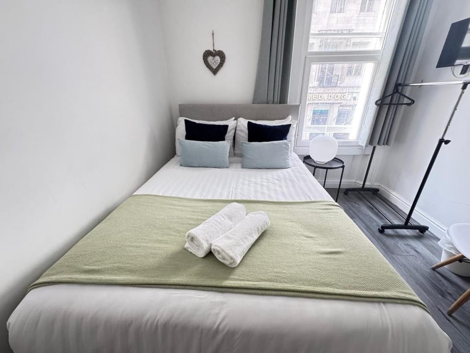 Bed, Photo of the whole room, Bedroom, towels