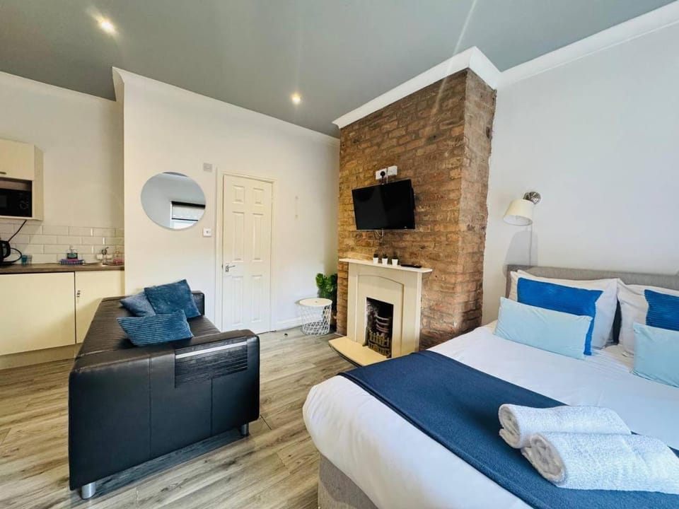 Bed, Photo of the whole room, towels