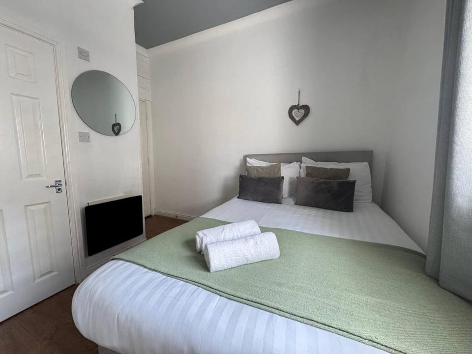 Bed, Photo of the whole room, Bedroom, towels