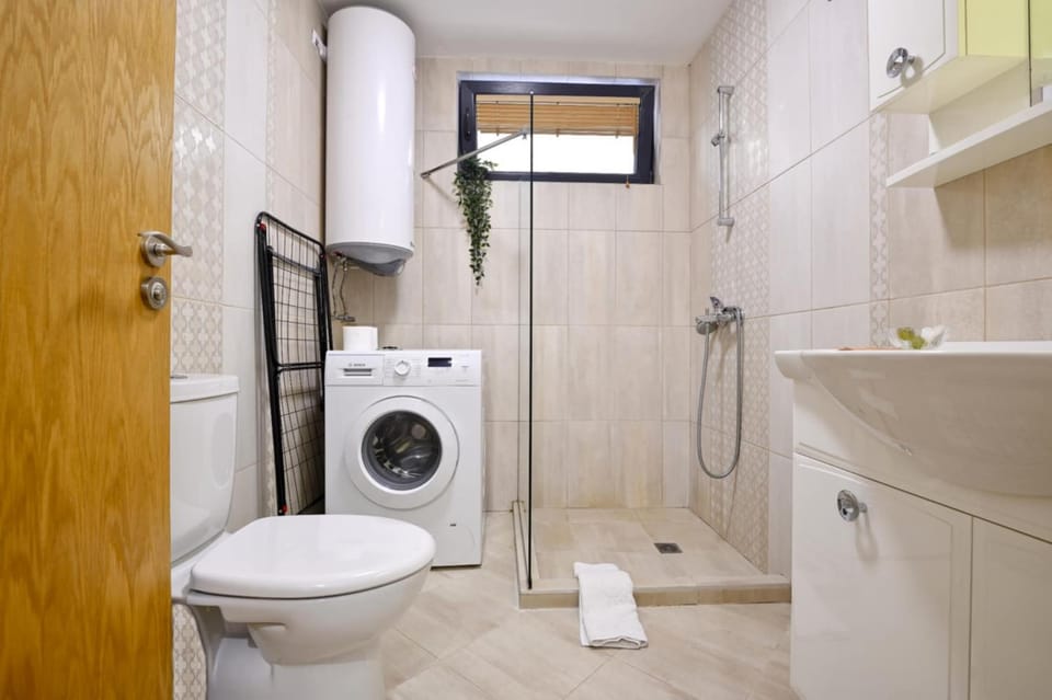 Shower, Toilet, Bathroom, washing machine