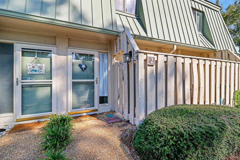 Dog- Friendly Villa- Walk to the Beach Villa in South Forest Beach