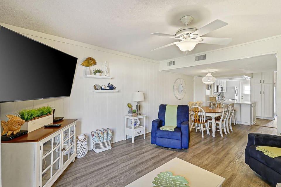 Dog- Friendly Villa- Walk to the Beach Villa in South Forest Beach