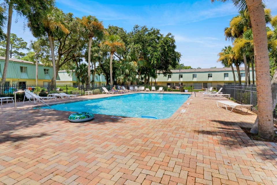 Dog- Friendly Villa- Walk to the Beach Villa in South Forest Beach