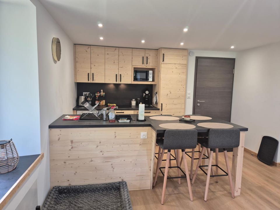 Kitchen or kitchenette, Dining area, stove