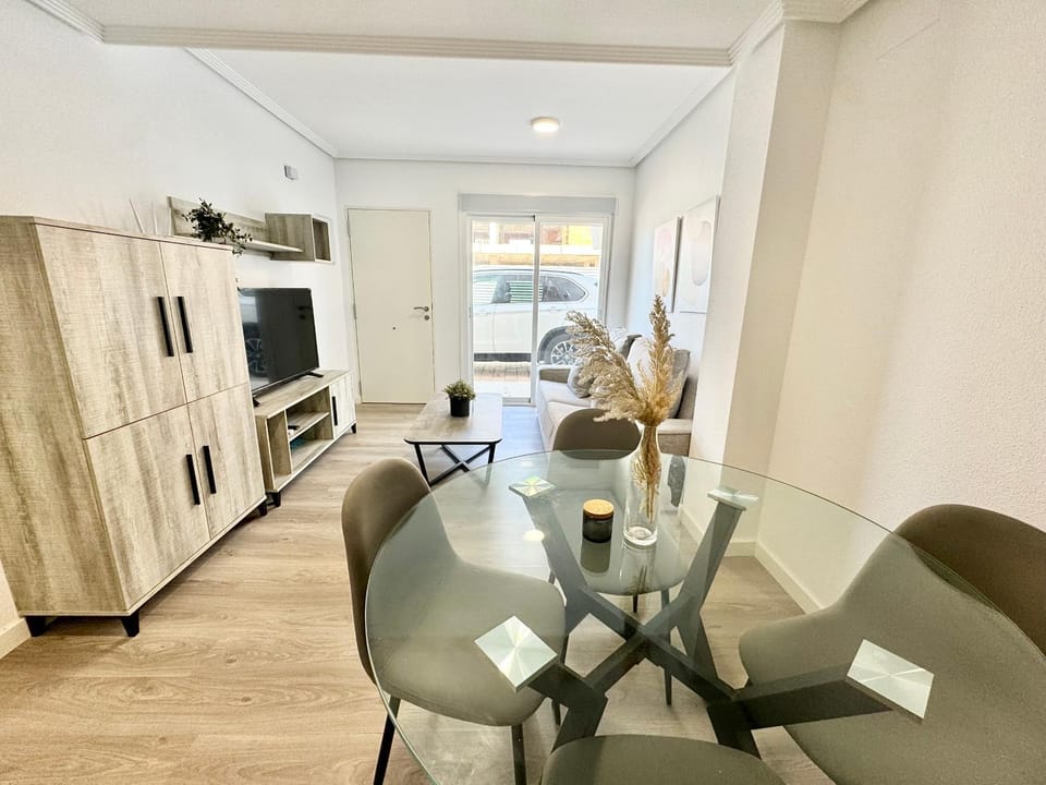 TV and multimedia, Living room, Seating area, Dining area
