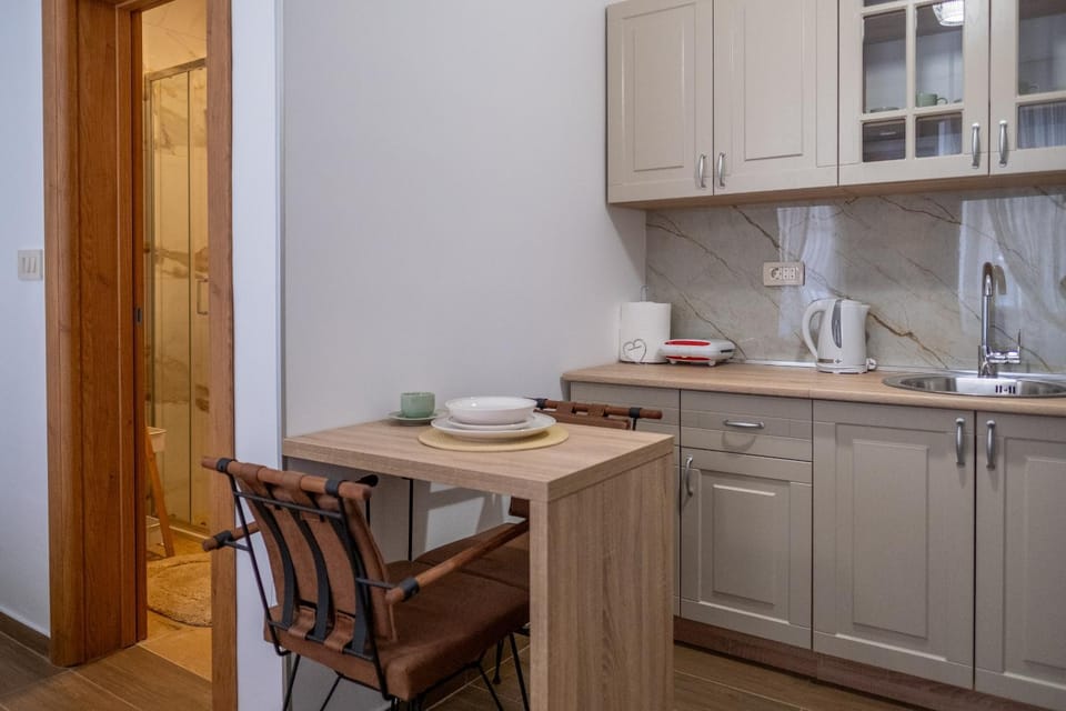 Kitchen or kitchenette, Dining area