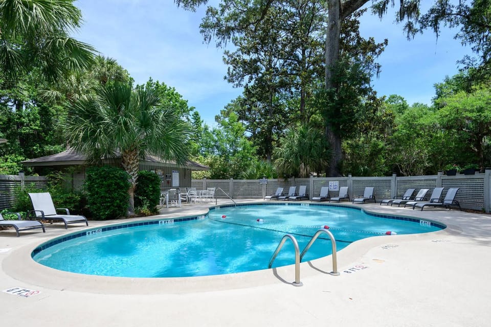 Serene Lagoon Retreat Screened Porch & Deck House in Hilton Head Island