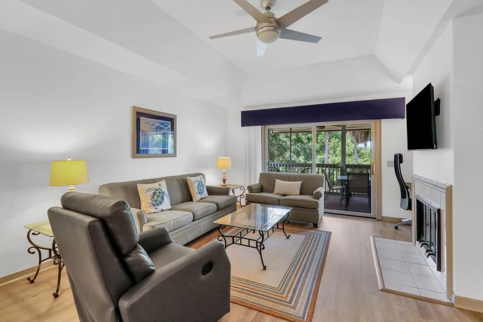 Lagoon-View Retreat Porch & Pool - Walk to Beach House in Hilton Head Island