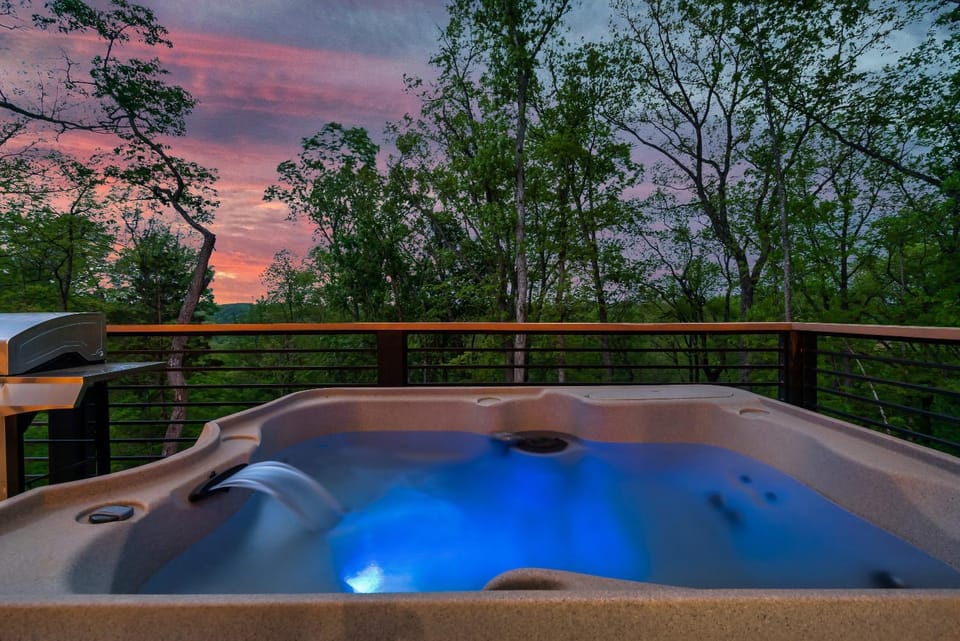 Summer Retreat Hot Tub Pool Arcade W Grill House in Sevierville