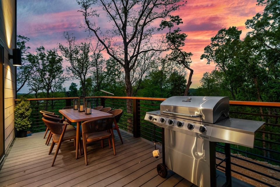 Summer Retreat Hot Tub Pool Arcade W Grill House in Sevierville