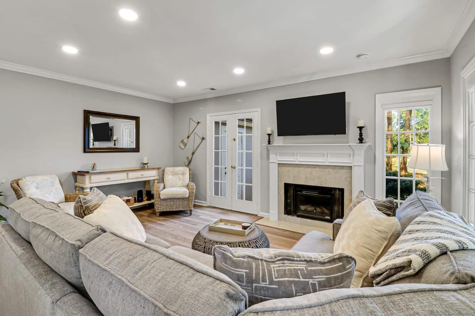 132 Evian Villa Pool Tennis Pickleball & Beach Villa in North Forest Beach