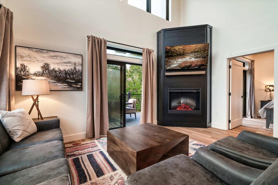 Modern Luxury in the Smokies w Hot Tub House in Sevierville