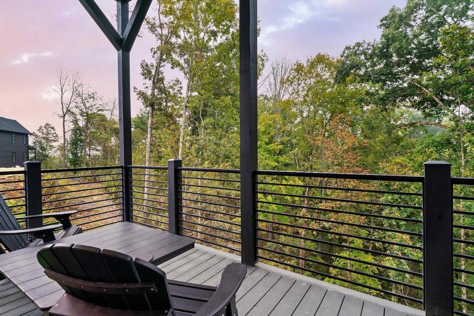 Modern Luxury in the Smokies w Hot Tub House in Sevierville