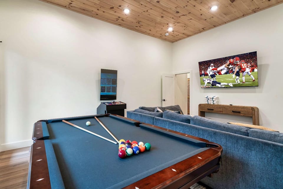 Modern Luxury in the Smokies w Hot Tub House in Sevierville