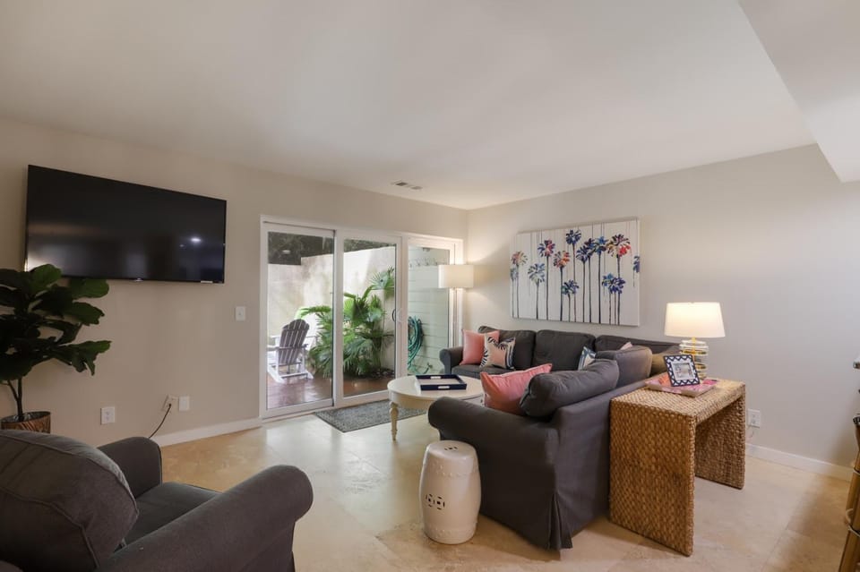 Spacious Villa Walk to Coligny Beach Villa in South Forest Beach