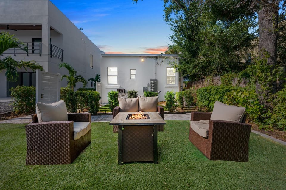 Pineapple Paradise #1 13 min to Beach Fire Pit Apartment in Sarasota