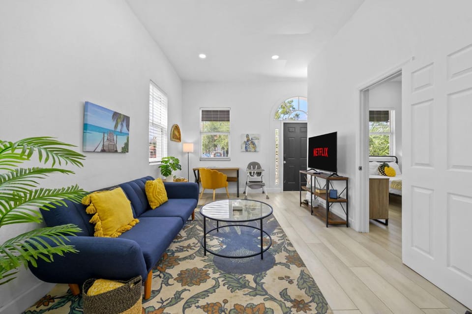 Pineapple Paradise #1 13 min to Beach Fire Pit Apartment in Sarasota