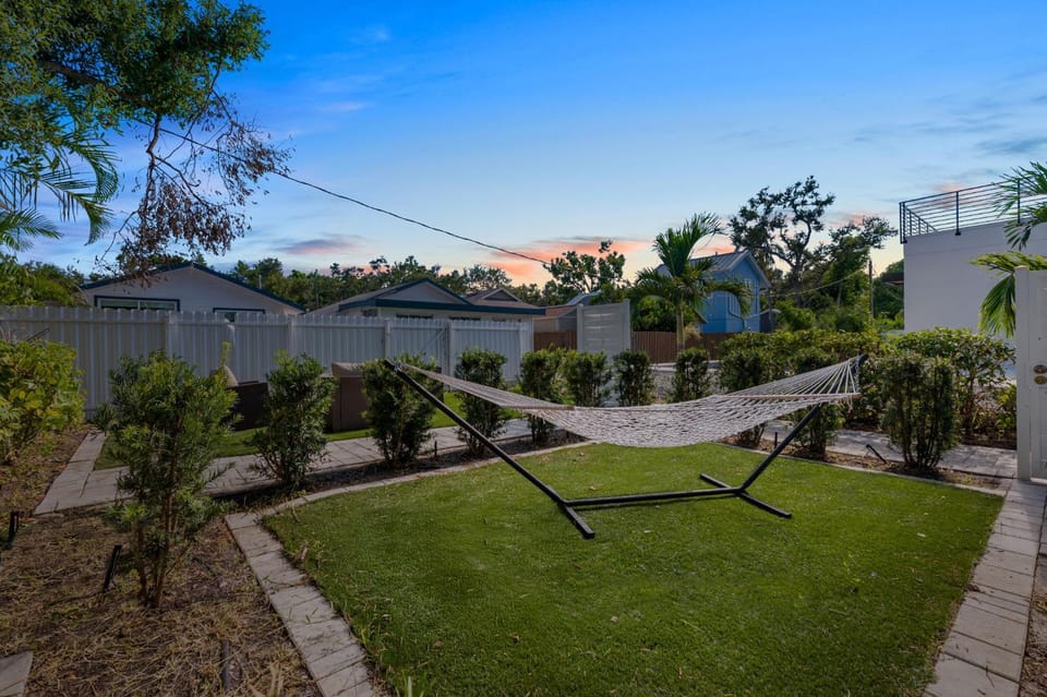 Pineapple Paradise #1 13 min to Beach Fire Pit Apartment in Sarasota
