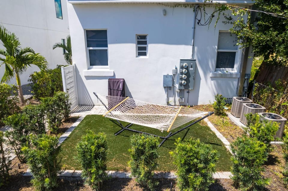 Pineapple Paradise #3 13 min to Beach Fire Pit Apartment in Sarasota