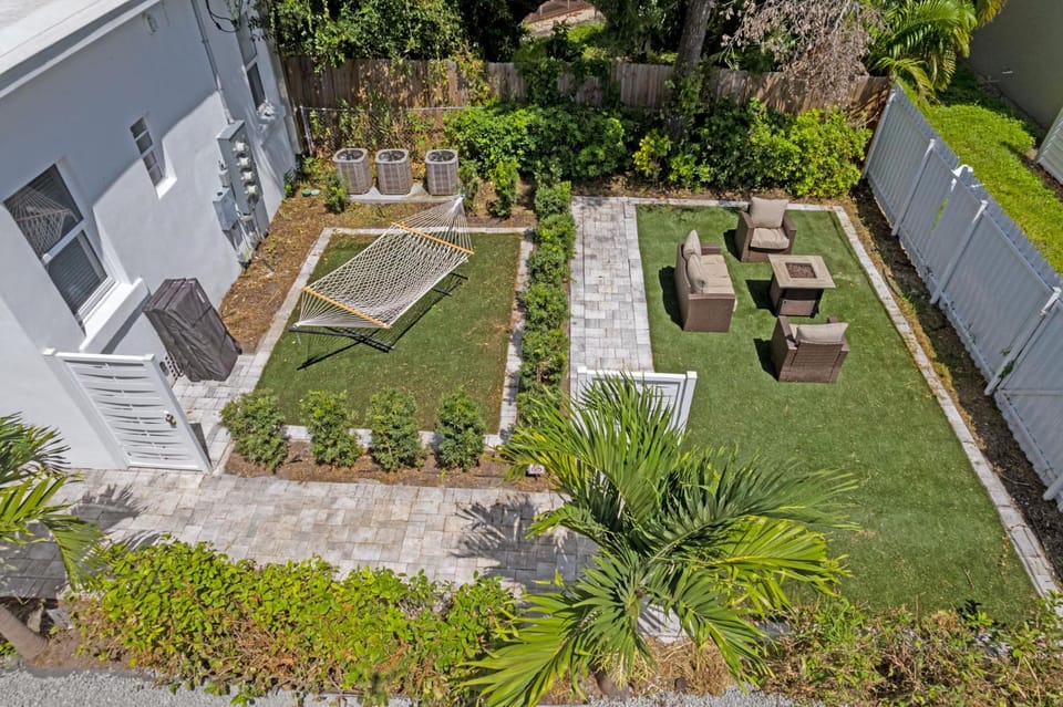 Pineapple Paradise #3 13 min to Beach Fire Pit Apartment in Sarasota