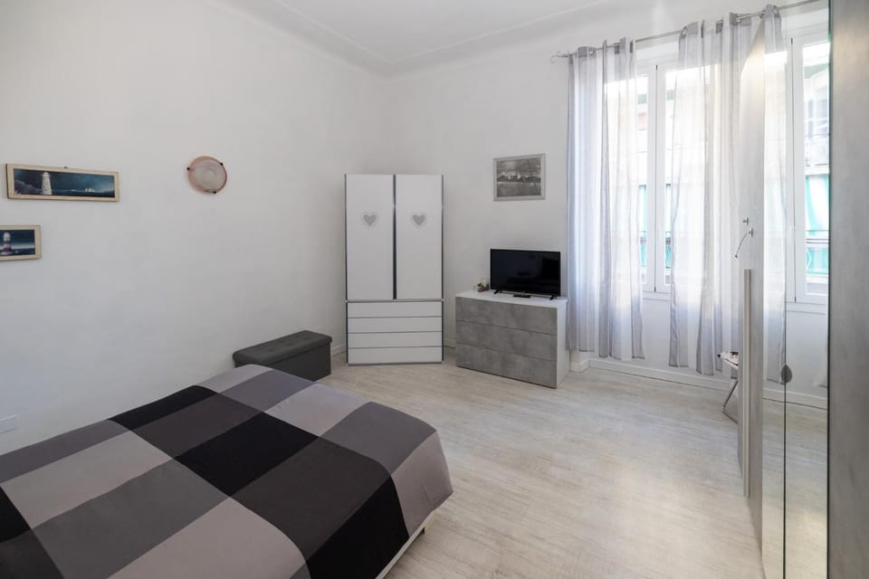 Bed, TV and multimedia, Photo of the whole room, wardrobe, air conditioner